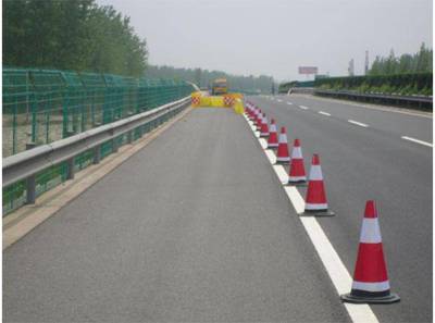 深圳小梅沙廠家批發(fā)施工紅色高水馬 防撞桶 警示牌 路錐等