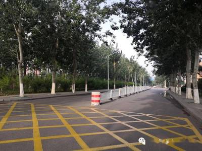 楊柳青崇文道【柳霞路-柳口路】道路中央增加隔離護欄,請大家規范有序行車!